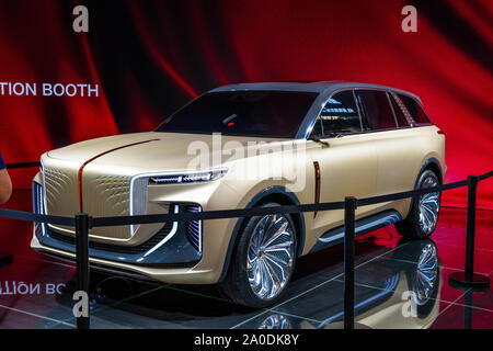 FRANKFURT, Deutschland - September 2019: Sand golden Silber HONGQI E115 SUV China Electric Concept Car, IAA International Motor Show Auto Ausstellung. Stockfoto