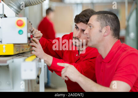 Männer arbeitet auf großen CNC-Drehmaschine Maschine Stockfoto