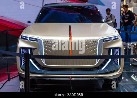 FRANKFURT, Deutschland - September 2019: Sand golden Silber HONGQI E115 SUV China Electric Concept Car, IAA International Motor Show Auto Ausstellung. Stockfoto