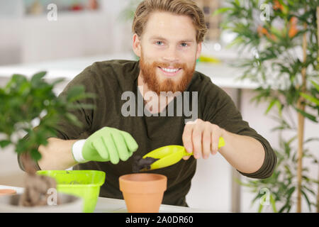 Ein Mann bei der Arbeit mit Pflanzen Stockfoto