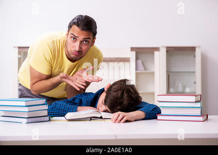 Der Vater, der seinen Sohn für Schule vorzubereiten Stockfoto