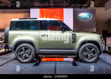 FRANKFURT, Deutschland - September 2019: Silber SUV LANDROVER DEFENDER 2020 L 663, IAA International Motor Show Auto Ausstellung. Stockfoto