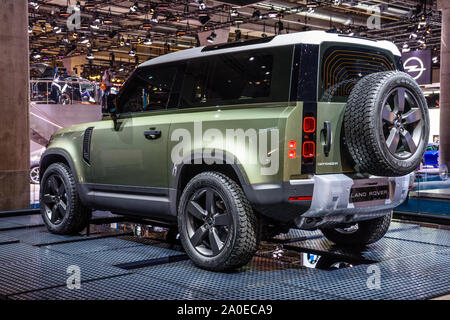 FRANKFURT, Deutschland - September 2019: Silber SUV LANDROVER DEFENDER 2020 L 663, IAA International Motor Show Auto Ausstellung. Stockfoto