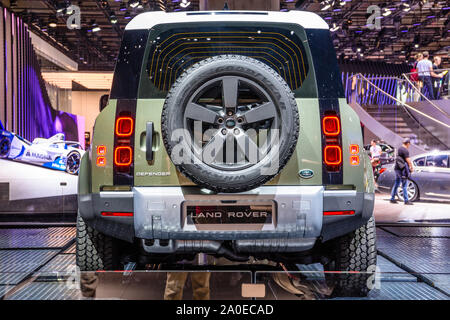 FRANKFURT, Deutschland - September 2019: Silber SUV LANDROVER DEFENDER 2020 L 663, IAA International Motor Show Auto Ausstellung. Stockfoto