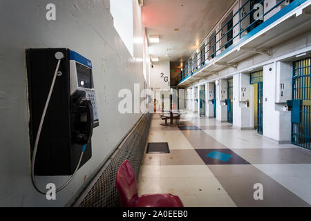 Telefon in einer Gefängnisreihe von Gefängniszellen Kingston Penitentiary ein ehemaliges Hochsicherheitsgefängnis, das im Juni 1835 eröffnet und im September 2013 geschlossen wurde Stockfoto