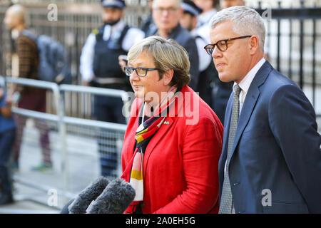 London, Großbritannien. 19 Sep, 2019. Joanna Cherry QC MP-SNP MP für Edinburgh South West und Jolyon Maugham QC-Anwalt und anti-Brexit Mitkämpfer, eine Erklärung an die Medien außerhalb des Vereinigten Königreichs Supreme Court in London am letzten Tag des dreitägigen Berufungsverfahren über die Behauptung, der britische Premierminister, Boris Johnson unrechtmäßig in der Beratung die Königin Parlament für fünf Wochen zu vertagen, um die Abgeordneten von der Debatte über die Brexit Krise zu verhindern. Credit: SOPA Images Limited/Alamy leben Nachrichten Stockfoto