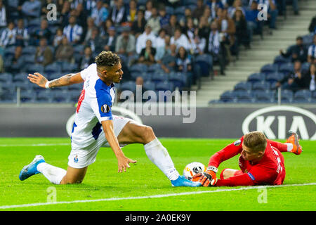 Porto, Portugal. 19 Sep, 2019. Die Spieler des FC Porto Francisco Soares (L) und Jungen des Torwarts David von Ballmoos (R) in Aktion während der UEFA Europa League Spiel zwischen dem FC Porto und Jungen im Dragon Stadion in Porto erlebt. Credit: SOPA Images Limited/Alamy leben Nachrichten Stockfoto