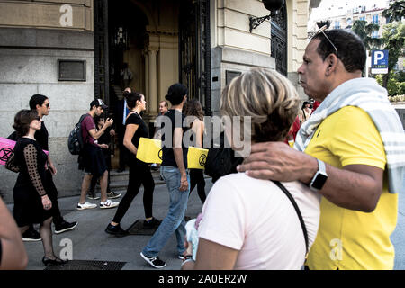 Madrid, Spanien. 19 Sep, 2019. Touristen beobachten das Aussterben Rebellion Aktivisten Särge während des Protestes. Aussterben Rebellion Aktivisten in Madrid, endet vor dem spanischen Parlament, gegen die Wiederholung der Wahlen und der damit verbundene Verlust von Zeit, dringende Maßnahmen zu ergreifen, um den Klimawandel zu verhindern, zu protestieren. Credit: SOPA Images Limited/Alamy leben Nachrichten Stockfoto