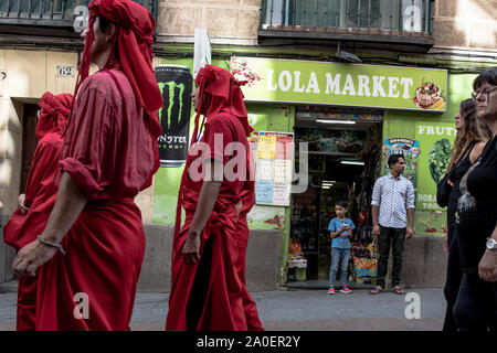 Madrid, Spanien. 19 Sep, 2019. Vater und Sohn beobachten Sie die Leistung auf der Straße von Madrid während des Protestes. Aussterben Rebellion Aktivisten in Madrid, endet vor dem spanischen Parlament, gegen die Wiederholung der Wahlen und der damit verbundene Verlust von Zeit, dringende Maßnahmen zu ergreifen, um den Klimawandel zu verhindern, zu protestieren. Credit: SOPA Images Limited/Alamy leben Nachrichten Stockfoto