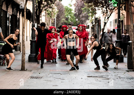 Madrid, Spanien. 19 Sep, 2019. Aussterben Rebellion Aktivisten führen Sie durch die Straßen von Madrid während des Protestes. Aussterben Rebellion Aktivisten in Madrid durchführen, endet vor dem spanischen Parlament, gegen die Wiederholung der Wahlen und der damit verbundene Verlust von Zeit, dringende Maßnahmen zu ergreifen, um den Klimawandel zu verhindern, zu protestieren. Credit: SOPA Images Limited/Alamy leben Nachrichten Stockfoto