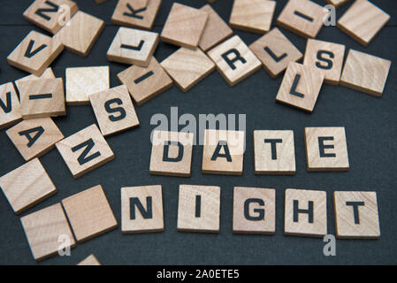 Brief Fliesen Buchstabieren der Wörter Date Night. Stockfoto