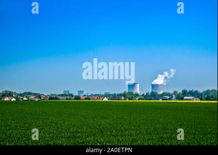 Ein Kernkraftwerk in der Landschaft in der Nähe von Wohnungen entfernt Stockfoto