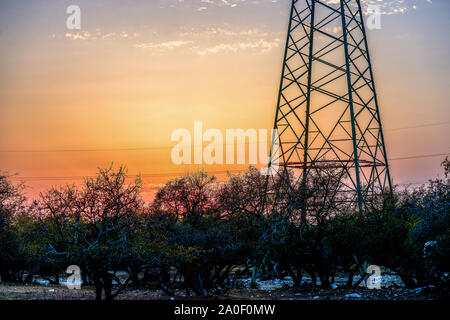 Hochspannungs-Turm auf dem Sunset Hintergrund Stockfoto