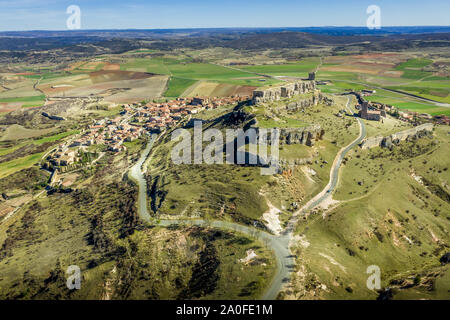 Luftaufnahme von Atienza mittelalterliche Stadt und Schloss in Spanien mit blauem Himmel Stockfoto