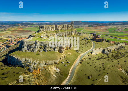 Luftaufnahme von Atienza mittelalterliche Stadt und Schloss in Spanien mit blauem Himmel Stockfoto