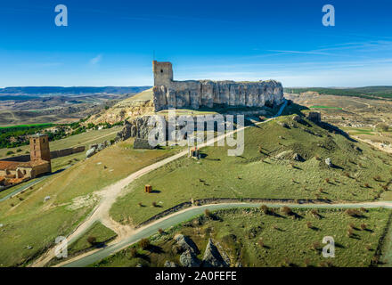 Luftaufnahme von Atienza mittelalterliche Stadt und Schloss in Spanien mit blauem Himmel Stockfoto