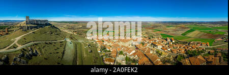 Luftaufnahme von Atienza mittelalterliche Stadt und Schloss in Spanien mit blauem Himmel Stockfoto