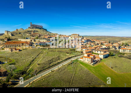 Atienza Antenne Panorama mit blauem Himmel der mittelalterlichen Burg und Stadt mit Stadtmauern in Kastilien und Leon Spanien Stockfoto