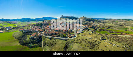 Atienza Antenne Panorama mit blauem Himmel der mittelalterlichen Burg und Stadt mit Stadtmauern in Kastilien und Leon Spanien Stockfoto