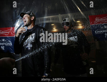 Bronx, USA. 19 Sep, 2019. New York Yankees Manager Aaron Boone feiert im Club House mit Champagner, nachdem die Yankees besiegten die Los Angeles Angels Gewinnen der American League East Division im Yankee Stadium am Donnerstag, 19. September 2019 in New York City. Die Yankees weiter mit der Alcs in der MLB Nachsaison Foto von John angelillo/UPI Quelle: UPI/Alamy leben Nachrichten Stockfoto