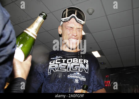 Bronx, USA. 19 Sep, 2019. New York Yankees Aaron Richter feiert im Club House mit Champagner, nachdem die Yankees besiegten die Los Angeles Angels Gewinnen der American League East Division im Yankee Stadium am Donnerstag, 19. September 2019 in New York City. Die Yankees weiter mit der Alcs in der MLB Nachsaison Foto von John angelillo/UPI Quelle: UPI/Alamy leben Nachrichten Stockfoto