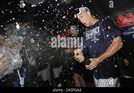 Bronx, USA. 19 Sep, 2019. New York Yankees Aaron Richter feiert im Club House mit Champagner, nachdem die Yankees besiegten die Los Angeles Angels Gewinnen der American League East Division im Yankee Stadium am Donnerstag, 19. September 2019 in New York City. Die Yankees weiter mit der Alcs in der MLB Nachsaison Foto von John angelillo/UPI Quelle: UPI/Alamy leben Nachrichten Stockfoto