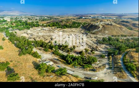 Antenne Panorama von Beit Shean mit ruinierten Römischen Theater und befestigten Hügel Tel. Stockfoto