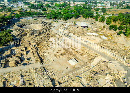 Antenne Panorama von Beit Shean mit ruinierten Römischen Theater und befestigten Hügel Tel. Stockfoto