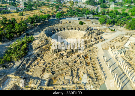 Antenne Panorama von Beit Shean mit ruinierten Römischen Theater und befestigten Hügel Tel. Stockfoto