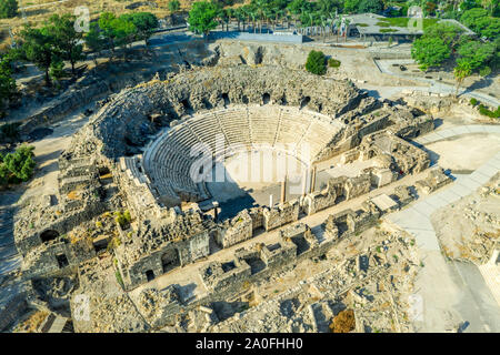 Antenne Panorama von Beit Shean mit ruinierten Römischen Theater und befestigten Hügel Tel. Stockfoto