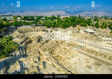 Antenne Panorama von Beit Shean mit ruinierten Römischen Theater und befestigten Hügel Tel. Stockfoto