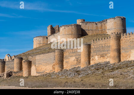 Berlanga de Duero mittelalterliche Burg in der Nähe von Soria Ruine, in der Region Kastilien Leon Spanien mit blauem Himmel aus der Luft Stockfoto