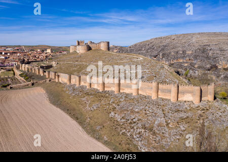 Berlanga de Duero mittelalterliche Burg in der Nähe von Soria Ruine, in der Region Kastilien Leon Spanien mit blauem Himmel aus der Luft Stockfoto