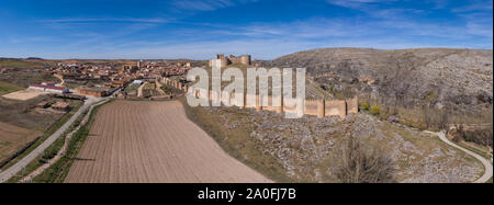 Berlanga de Duero mittelalterliche Burg in der Nähe von Soria Ruine, in der Region Kastilien Leon Spanien mit blauem Himmel aus der Luft Stockfoto