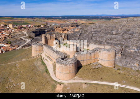 Berlanga de Duero mittelalterliche Burg in der Nähe von Soria Ruine, in der Region Kastilien Leon Spanien mit blauem Himmel aus der Luft Stockfoto