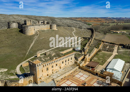 Berlanga de Duero mittelalterliche Burg in der Nähe von Soria Ruine, in der Region Kastilien Leon Spanien mit blauem Himmel aus der Luft Stockfoto