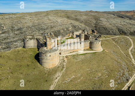 Berlanga de Duero mittelalterliche Burg in der Nähe von Soria Ruine, in der Region Kastilien Leon Spanien mit blauem Himmel aus der Luft Stockfoto