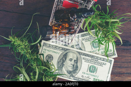 Cannabis mit Cannabidiol (CBD) auf hundert Dollar Banknote extrahieren Stockfoto