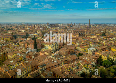 Antenne Panorama von Bologna, die Hauptstadt der Region Emilia Romagna in der Provinz in Italien zu Hause das beste Essen und den beiden schiefen Türme von Winter am Nachmittag Stockfoto