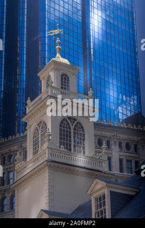Old State House in Boston entlang des Freedom Trail Website der Boston Massaker, Alte versus neue Gebäude Stockfoto