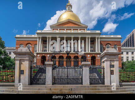 Ansicht der Massachusetts State House mit einer goldenen Kuppel in Boston an einem sonnigen Wochenende im Sommer am Nachmittag Stockfoto