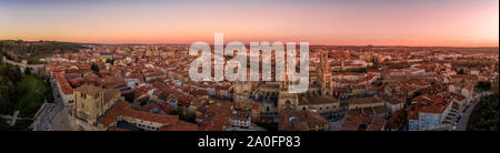 Burgos Luftaufnahme der Burg und Kathedrale bei Sonnenuntergang in Spanien Stockfoto