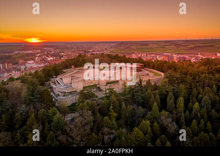 Burgos Luftaufnahme der Burg und Kathedrale bei Sonnenuntergang in Spanien Stockfoto