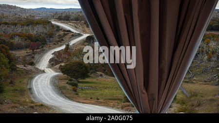 Einen Blick auf eine schmutzige Straße in Tierra del Fuego Insel. Die courtain simulieren eine Sicht. Stockfoto