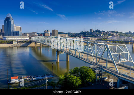 Anzeigen von Cincinnati Downtown Skyline mit Wolkenkratzern von Covington und Newport Kentucky Stockfoto