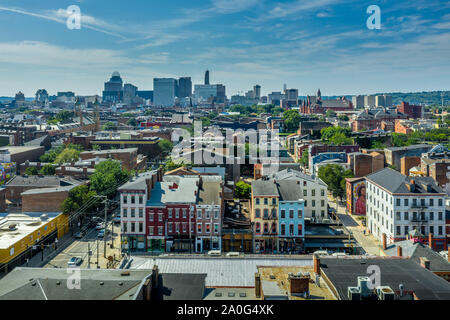 Cincinnati über den Rhein re-gentrifizierten Stadtviertel Luftbild mit der Jahrhundertwende Apartment Gebäude mit bunten Ziegelfassaden Stockfoto