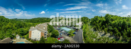 Apartment Komplex mit Tennisplatz und Pool in Kentucky Stockfoto