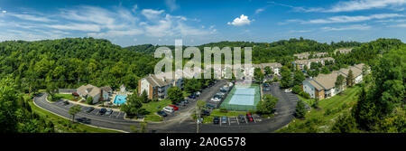 Apartment Komplex mit Tennisplatz und Pool in Kentucky Stockfoto