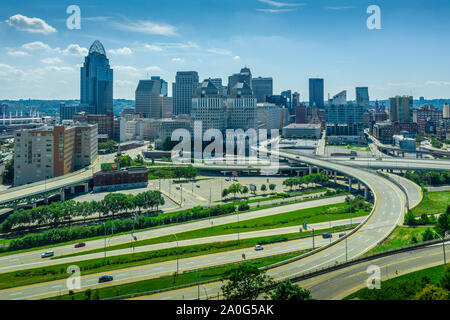 Cincinnati Downtown Antenne Panorama von Mount Adams mit Kreuzung Autobahnen in Ohio. Stockfoto