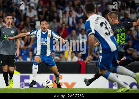Barcelona, Spanien. 19 Sep, 2019. Von Espanyol Wu Lei (2. L) dribbelt während der UEFA Europa League Gruppe H Fußballspiel zwischen spanischen Team RCD Espanyol und Ungarischen team Ferencvaros in Barcelona, Spanien, Sept. 19, 2019. Credit: Joan Gosa/Xinhua/Alamy leben Nachrichten Stockfoto